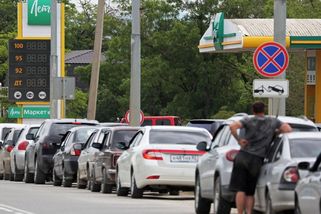 Musím koupit koně. Na Krymu se stojí ve frontě na benzín až deset hodin - Novinky